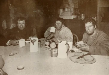 Wilson, Bowers et Cherry-Garrard à leur retour du cap Crozier, 1er août 1911, 1913