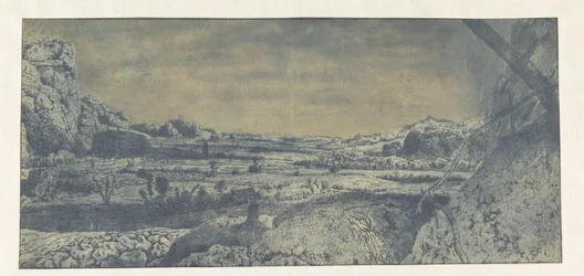 Vallée de montagne avec champs clôturés