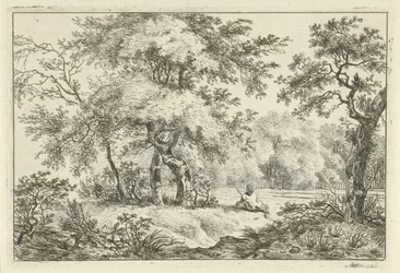 Homme se reposant dans la forêt