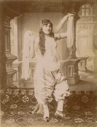 Femme en Costume Exotique