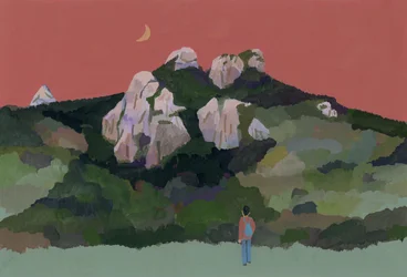 Homme avec sac à dos voyageant dans les montagnes, 2015