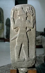 Civilisation hittite : stèle en basalte du dieu de la tempête. Empire néo-hittite. IXe siècle av. J.-C. De Babylone. Dimensions 141 cm. Musée archéologique d