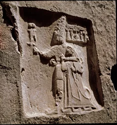 Le roi Tudhaliya protégé par une divinité (bas-relief, vers 1250-1220 av. J.-C.)