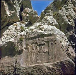 Bas-relief avec un personnage sous une créature ailée. vers 1250-1220 av. J.-C.