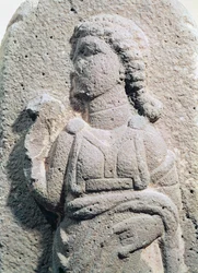 Relief représentant une femme hittite en tenue traditionnelle, de Syrie, vers 1300-1200 av. J.-C.
