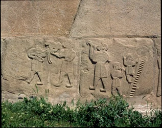 Vue de la base des reliefs de la Porte du Sphinx