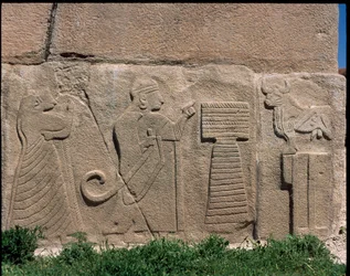 Vue de la base des reliefs de la Porte du Sphinx