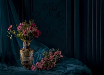 Élégantes fleurs dans un vase doré