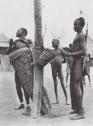 Afrique : Hommes Moru jouant des tambours