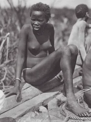 Afrique : Fille Nuer sur le Bahr el Zeraf