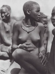 Afrique : Fille Nuer portant un collier en poils de girafe