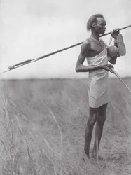Afrique : Guerrier Dinka en voyage (photo n/b)