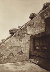 Mexique : San Juan Teotihuacan, Sculptures des escaliers de la pyramide de Quetzalcouatl au centre de la Citadelle, façade ouest (photo n/b)