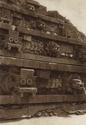 Mexique : San Juan Teotihuacan, sculptures en pierre sur la façade ouest de la pyramide de Quetzalcouatl, pyramide au centre de la Citadelle (photo n/b)