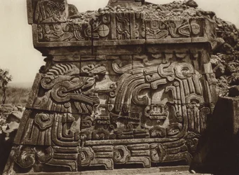 Mexique : Xochicalco, partie de la pyramide avec serpent et hiéroglyphes (photo n/b)