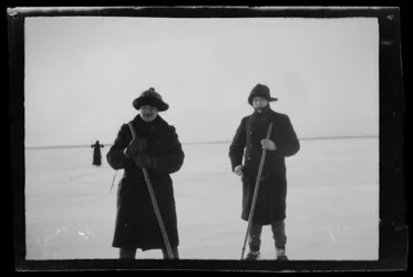 Arne Homén et Guido Simberg skient sur la glace