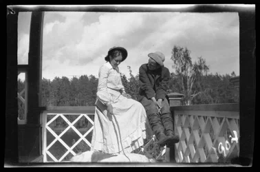 Erna et Guido Simberg et Sarto sous le porche de la Villa rose