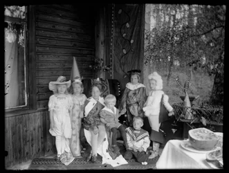 Enfants déguisés dans la villa des Andersin