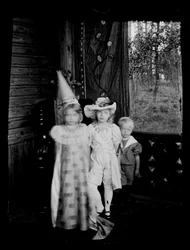 Enfants déguisés sous le porche de la villa des Andersins, les enfants Gadd et Karin et Lisa Anders