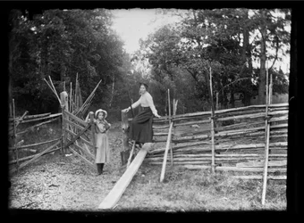 Lilli et Elsa Simberg sur la véranda au bord de la route de Niskapohja