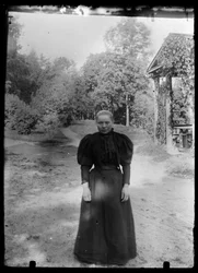 Femme dans la cour de la Villa Blanche