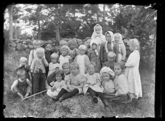 Enfants locaux et enfants du manoir de Niemenlauta