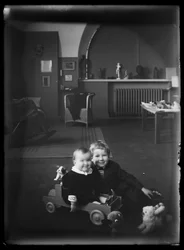 Tom et Uhra Simberg dans leur maison-atelier à Siltasaarenkatu