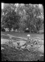 Enfants de la classe ouvrière devant la Villa Blanche