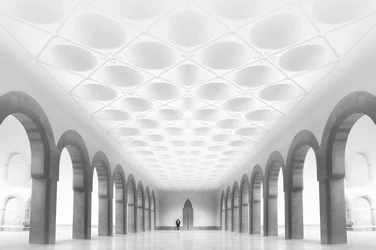 Grand hall avec arcades