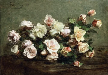 Vase de roses blanches sur une table