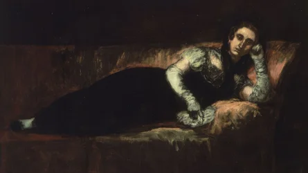 Femme allongée avec mantille sur la tête et gants – XXe siècle