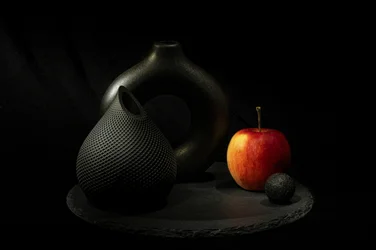 Vases noirs, pomme rouge
