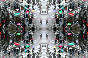 Parapluies colorés – Symétrie urbaine