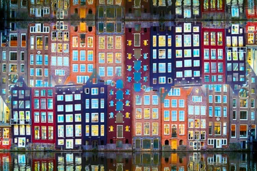 Maisons au bord du canal illuminées