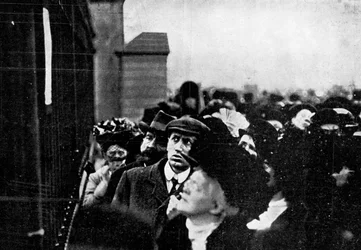Notification officielle de la mort du roi Édouard affichée devant le palais de Buckingham, 1910