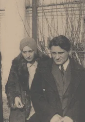 Serafima Suok-Narbut et Yury Olesha aux funérailles de Vladimir Mayakovsky, 1930