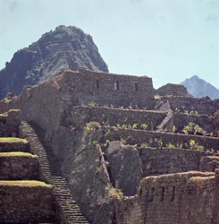 Ruines des bâtiments en terrasse de la citadelle à Machu Picchu
