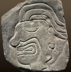 Relief inca représentant un visage de profil