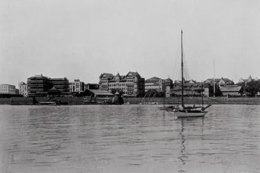 Inde : Vue de Bombay depuis le port (photo n/b)