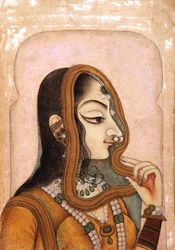 Une belle femme, encadrée par une arche