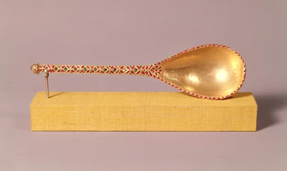 Cuillère cérémonielle ornée de rubis, d