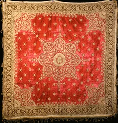 Couverture de sol en velours écarlate avec bordure en velours vert, densément brodée de fil doré