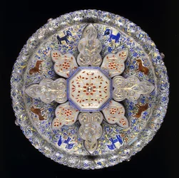 Un plat de confiserie indien en argent et jade incrusté, représentant des lions et des éléphants au milieu d