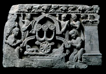 Art du Gandhara (ou gréco-bouddhisme) : "Bouddha en prière" le miracle de Sravasti (Shravasti ou Savatthi) Relief de l