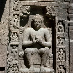 Bouddha, statue sculptée dans la grotte 19