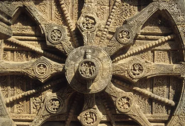 Roue de char sur la base du Temple de Surya