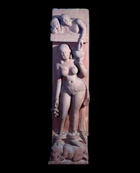 Demoiselle montant sur un nain, tenant un raisin et une cruche de vin (sculpture en grès rouge, Empire Kushan)