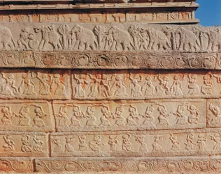 Détail du mur, au Mahanavami Dibba