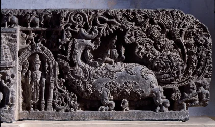 Hindouisme : « Krishna ou Venugopala, maître des vaches à la flûte » Sculpture en pierre noire, partie droite, 12e siècle - Halebidu, Mysore - Musée indien, Calcutta