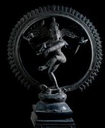 Hindouisme : représentation du dieu Shiva Nataraja, dieu de la danse (Shiva Nataraja, seigneur de la danse). Sculpture en bronze, XIIe siècle. Kolkata, Musée indien